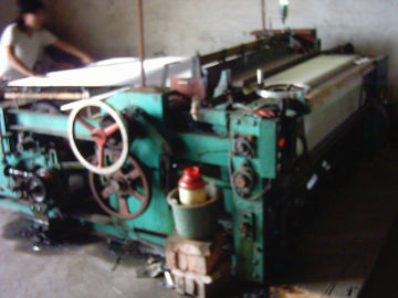 No shuttle mesh weaving machine