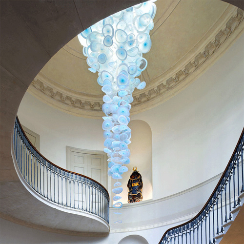 Grand lustre en cristal bleu attrayant hall