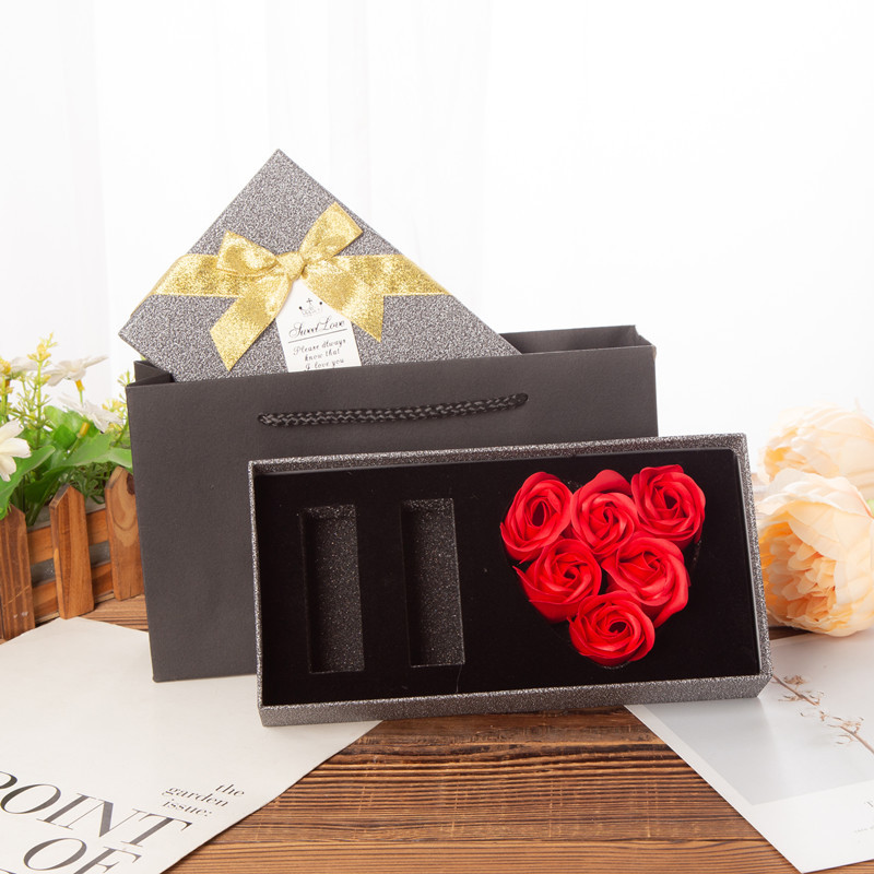 صندوق هدايا مخصص في عبوات الزهور