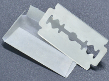 Platinum coated double edge razor blade