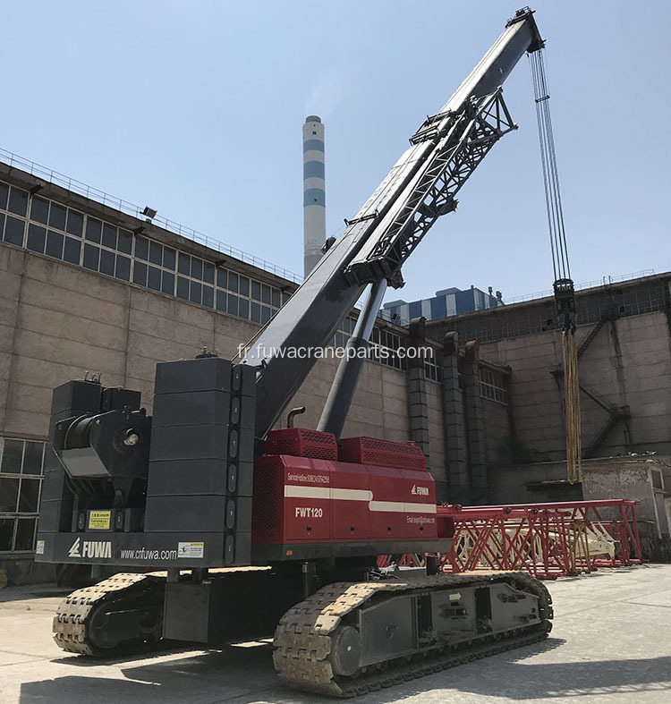 Grue télescopique sur chenilles transportant du matériel