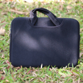 Reine schwarze Laptop-Tasche