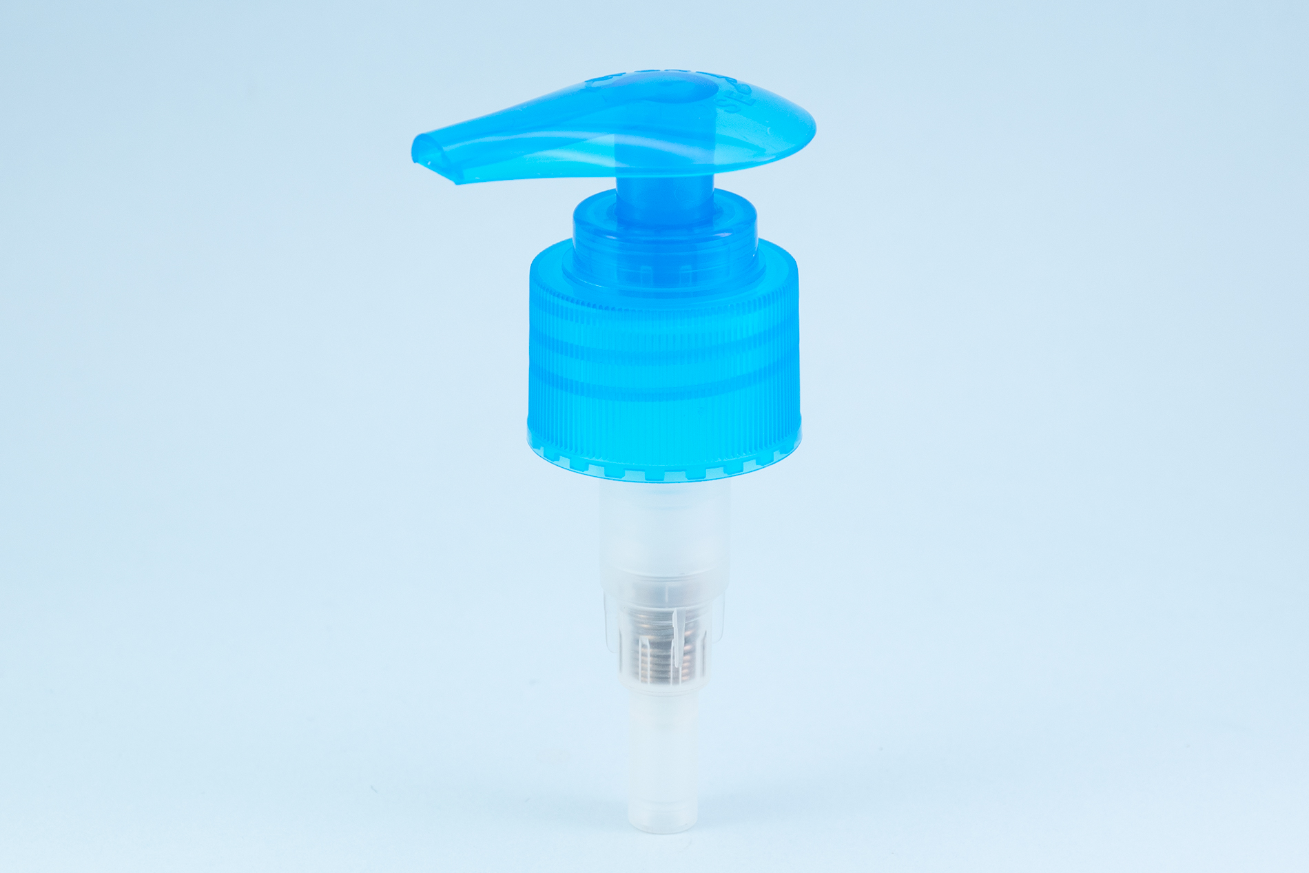 مضخة لوشن مضلعة زرقاء شفافة 28/410 مع قفل من أعلى إلى أسفل 28/410 transparent blue ribbed lotion pump with up-down lock
