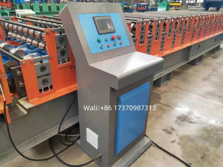 The automatic type-changing buckle wall panel machine