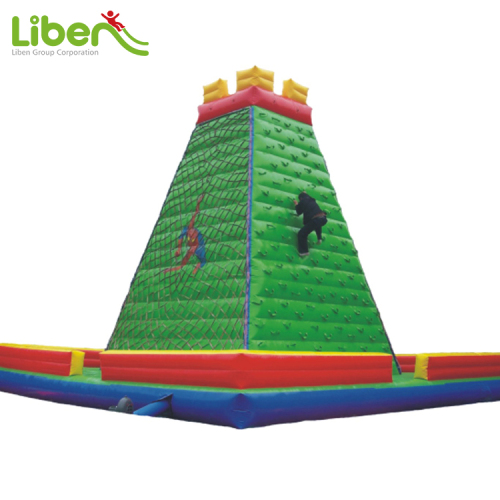 Gran tobogán inflable para niños.