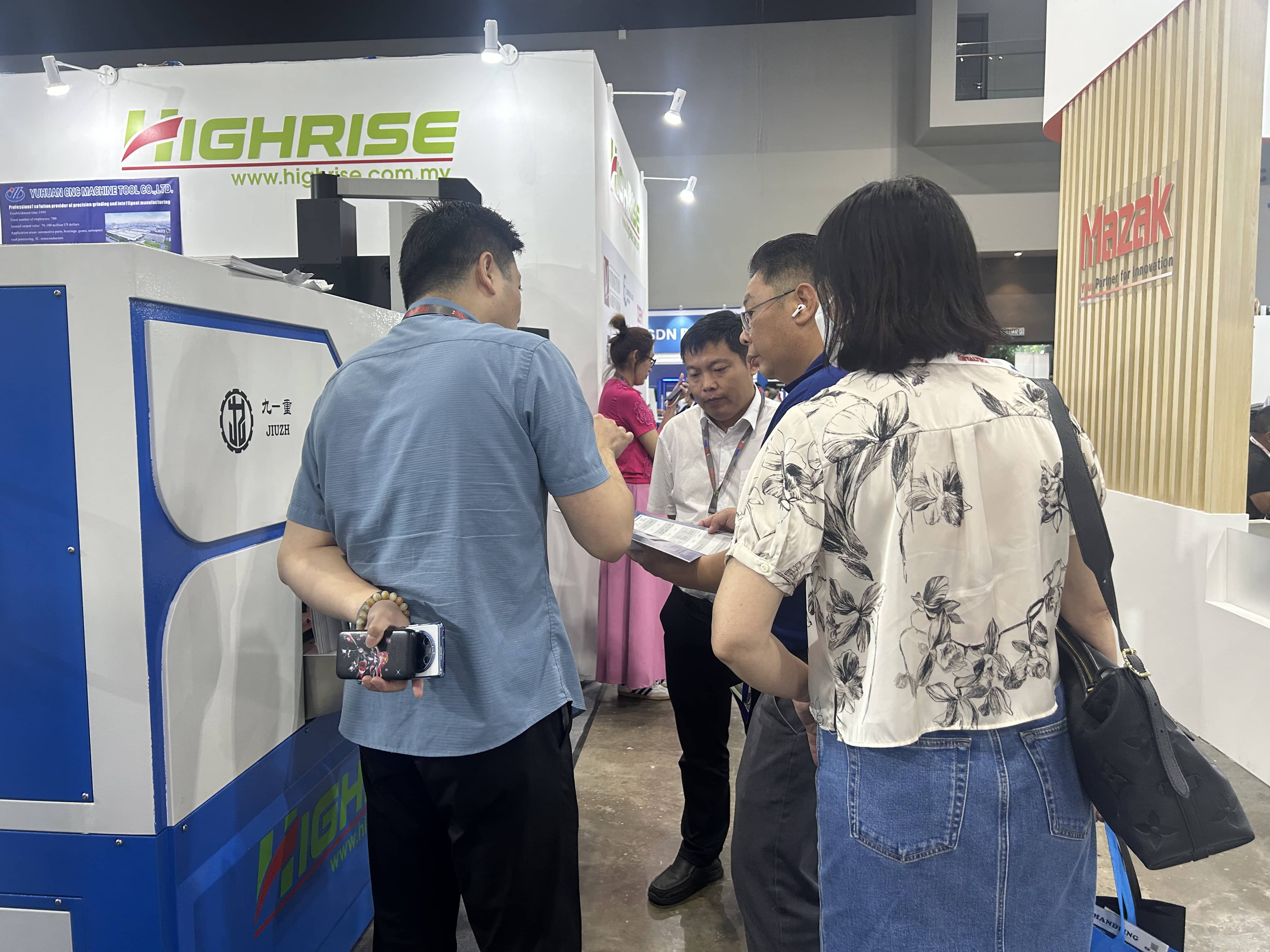 La niveladora Jiuchong brilla en la exposición de Malasia Jiuchong leveling machine shines at the Malaysia Exhibition