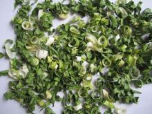 Dehydrated spring onion rolls or flakes