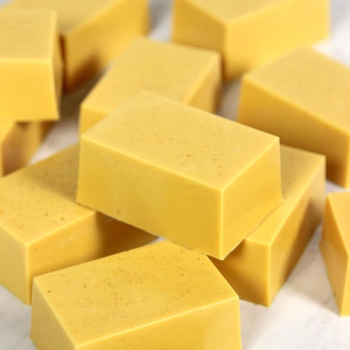 Savon artisanal exfoliant au curcuma bio