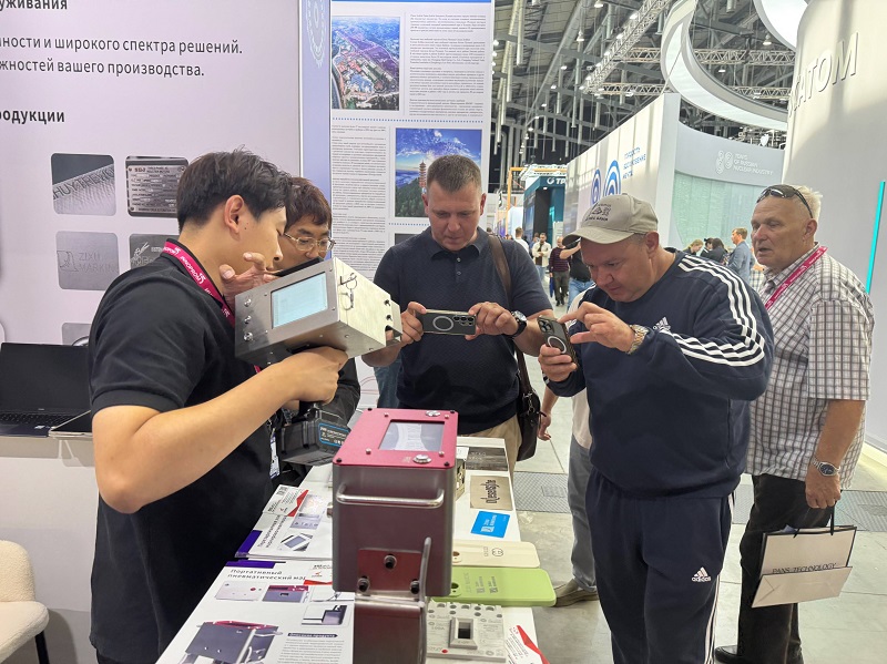 Chuke Intelligent's industrial booth in Yekaterinburg, Russia was packed with people, and Russian media rushed to interview