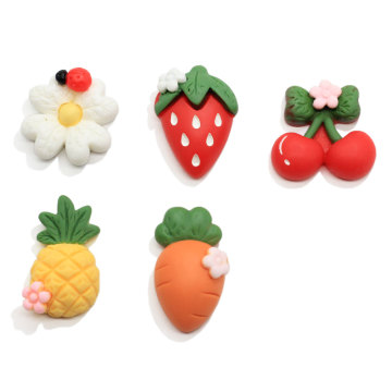 Commercio all&#39;ingrosso Cartoon Frutta Fragola Ananas Ciliegia Resina Cabochon Fiore artificiale Carota Ornamento Accessorio Creazione di gioielli