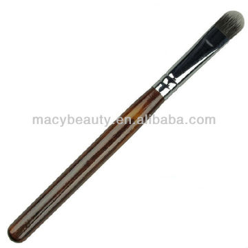 Eyeshadow brush with wood handle