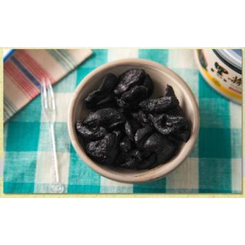 un alimento sano con aglio nero pelato