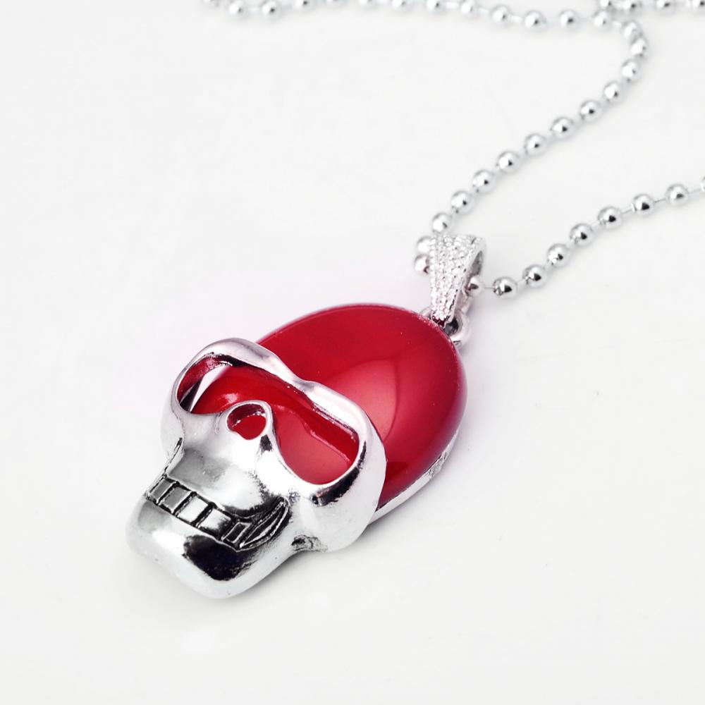 Colgante de piedras preciosas de calavera de cornalina roja con cadena de plata