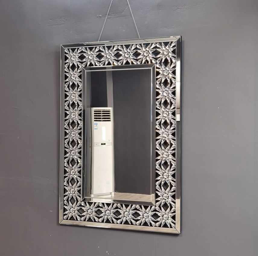 Внутреннее украшение висят зеркало в спальне