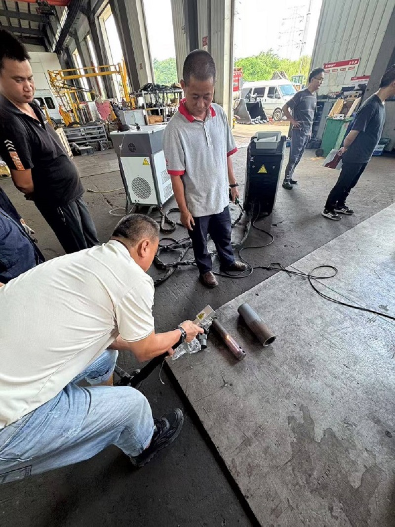 Sany excavator customers personally tested the Chuke Intelligent Laser Cleaning Machine, which was highly recognized for its high efficiency and environmental protection!