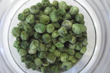 Dehydrated garden peas green