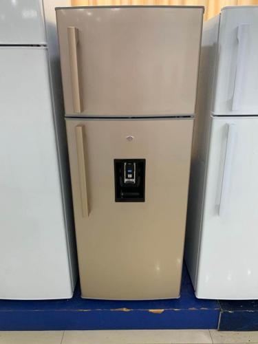 Refrigerador con congelador superior de doble puerta con dispensador de agua