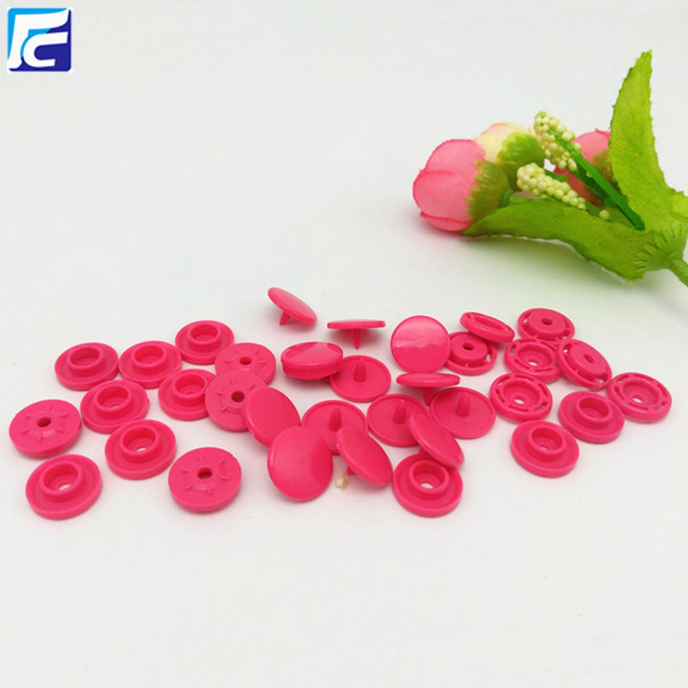 Vierteiliger Plastikzinken-Druckknopf Four part plastic prongs snap button