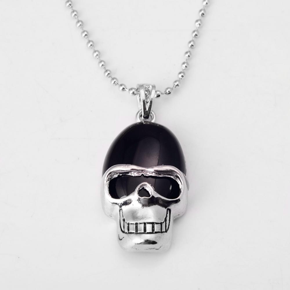 Colgante de piedras preciosas de calavera de ónix negro con cadena de plata