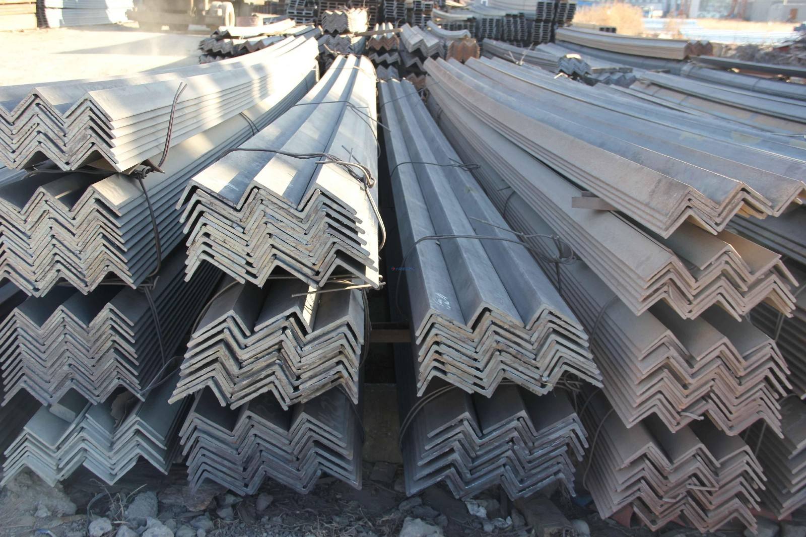 SS400 S235JR Galvanized Hot Rolled Unequal Angel Steel Bar