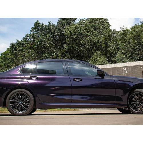 金属製の紫色の車のラップビニール