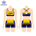 Cheerleader Амалиёти омӯзишии cheerleading либоси расмӣ мепӯшанд