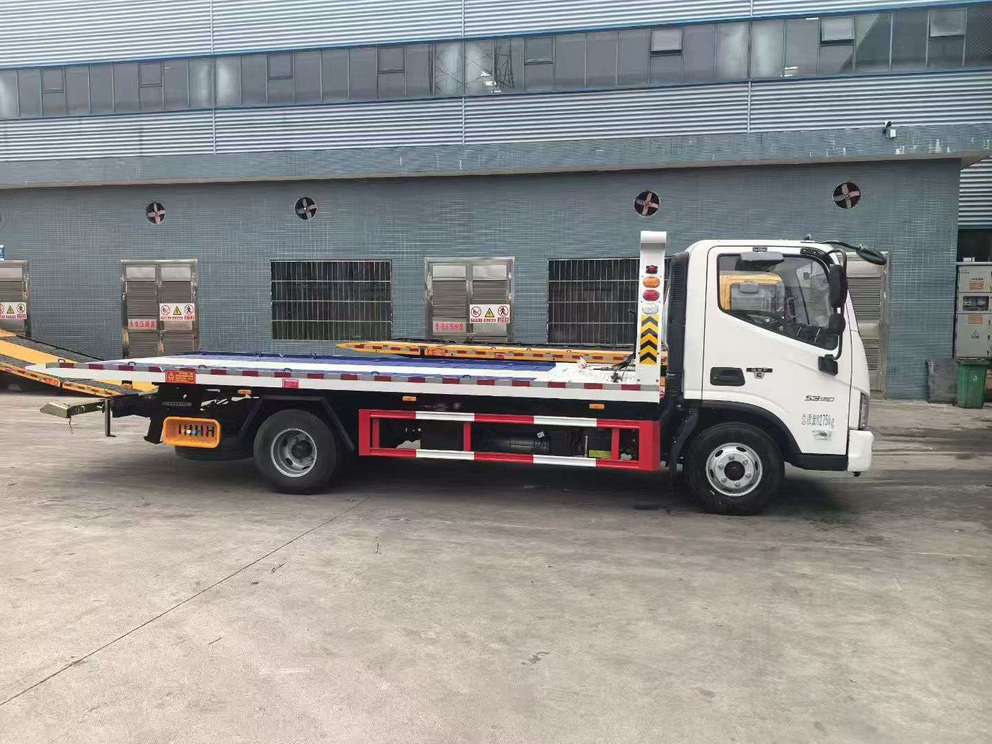 Универсальный бортовой грузовик для перевозки промышленных грузов Versatile Flatbed Truck for Industrial Freight Movement