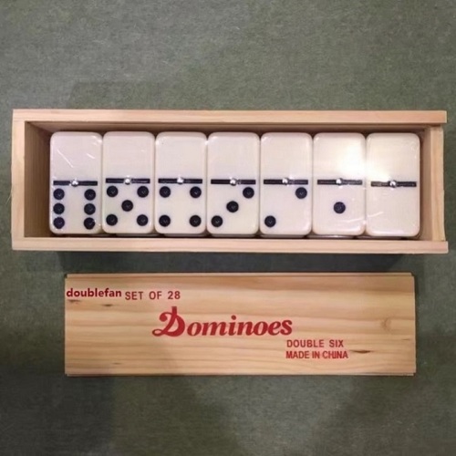 Plast dominoer i trälåda