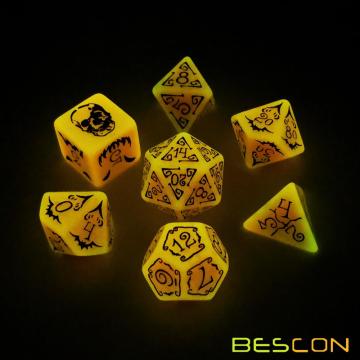 Bescon brillantes dados de polihedrés de Halloween 7pcs Set, luminoso juego de dados RPG de Halloween, brillan en oscuro Dados de juego DND de Halloween