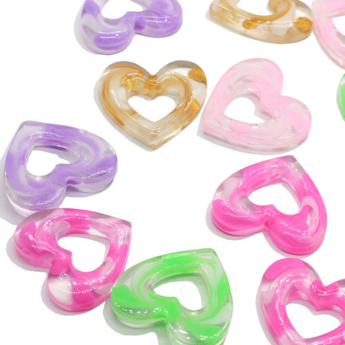 Ciondoli in resina a forma di cuore colorati che svuotano i cabochon in resina a forma di cuore per i capelli dei bambini o accessori per orecchini fatti a mano