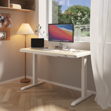 Văn phòng tại nhà với bàn đứng để bàn bằng gỗ
