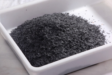 Lacquer paint with decorative flakes