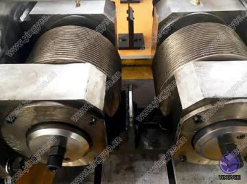 Hydraulic thread rolling machine for stud bolts