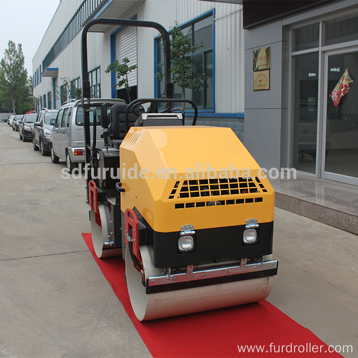 Three Cylinder Diesel Engine Vibrating Roller With 2 ton Weight (FYL-900 )