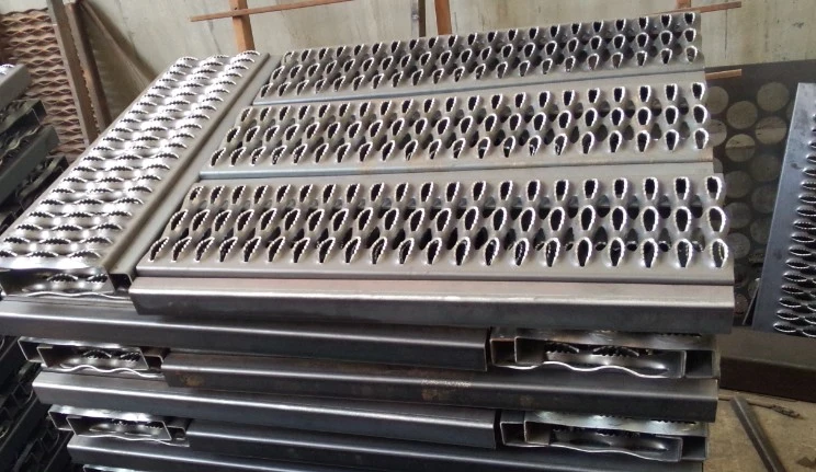 Galvanized Steel Safety Grating Crocodile Mouth Hole Grip Strut Step Grating