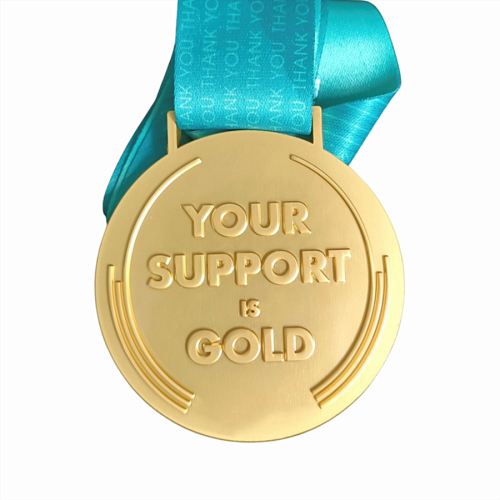 Medaglia metallica del logo oro rialzato con nastro