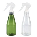 διαφανές πράσινο μπουκάλι σπρέι πλαστικής σκανδάλης κατοικίδιων ζώων