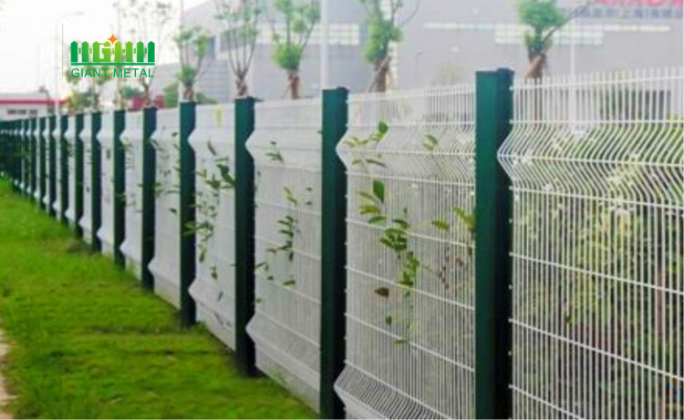 Welded triangle bend fence