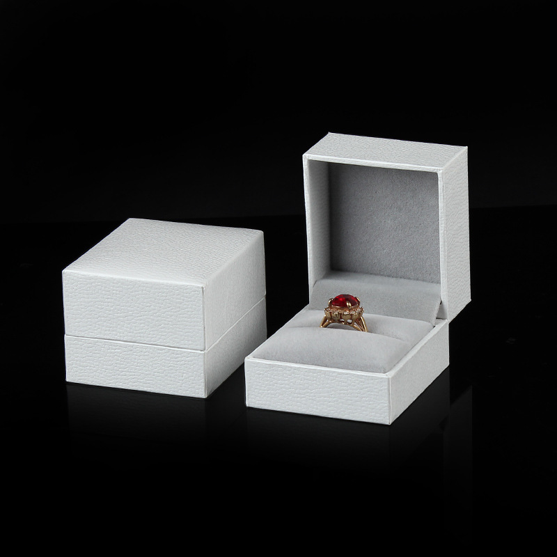 صندوق مجوهرات مخصصات من الجلد الأبيض الفاخر