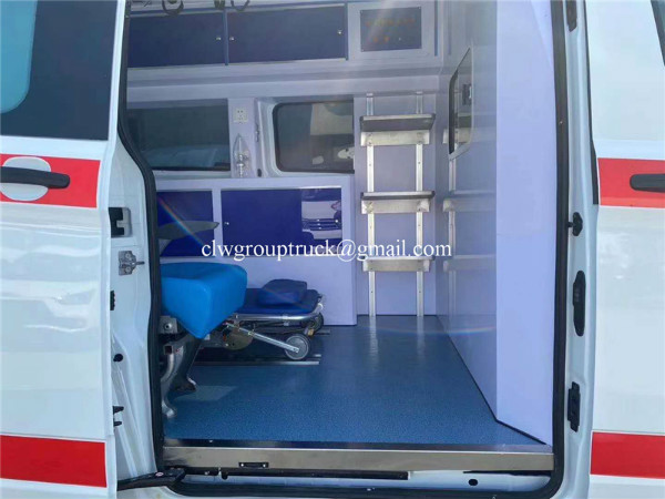سيارة إسعاف من نوع الجناح مع مركبة طبية