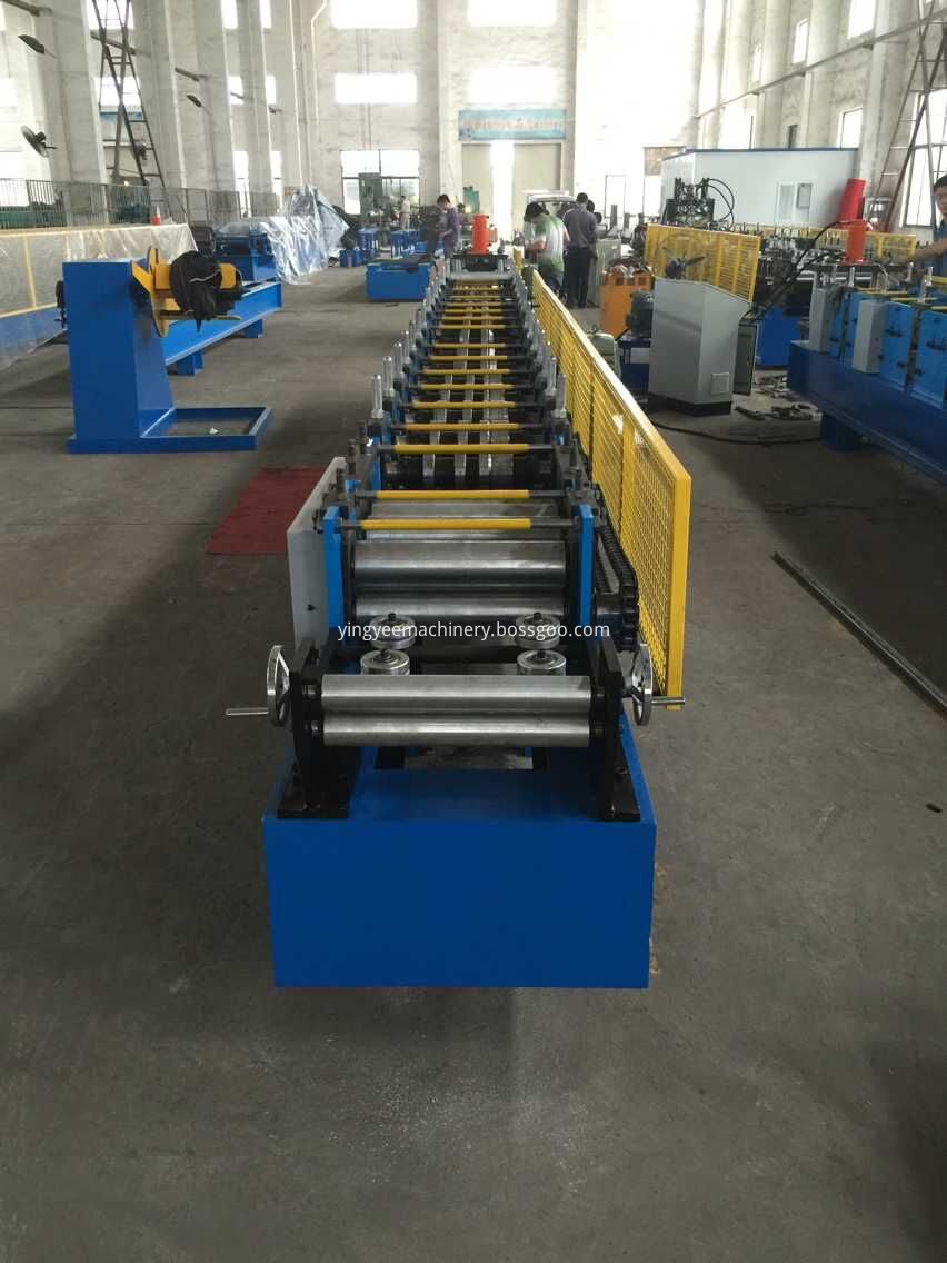 Upright roll forming machine