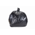 Grand sac en plastique de déchets de jardin sur feuille