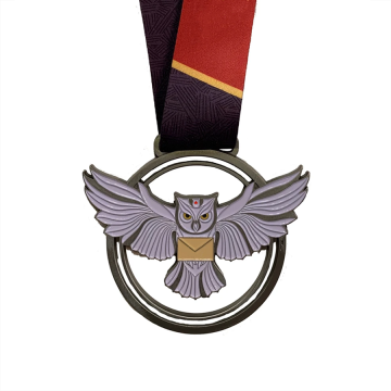 Médaille de lettre de couleur en émail blanc personnalisé