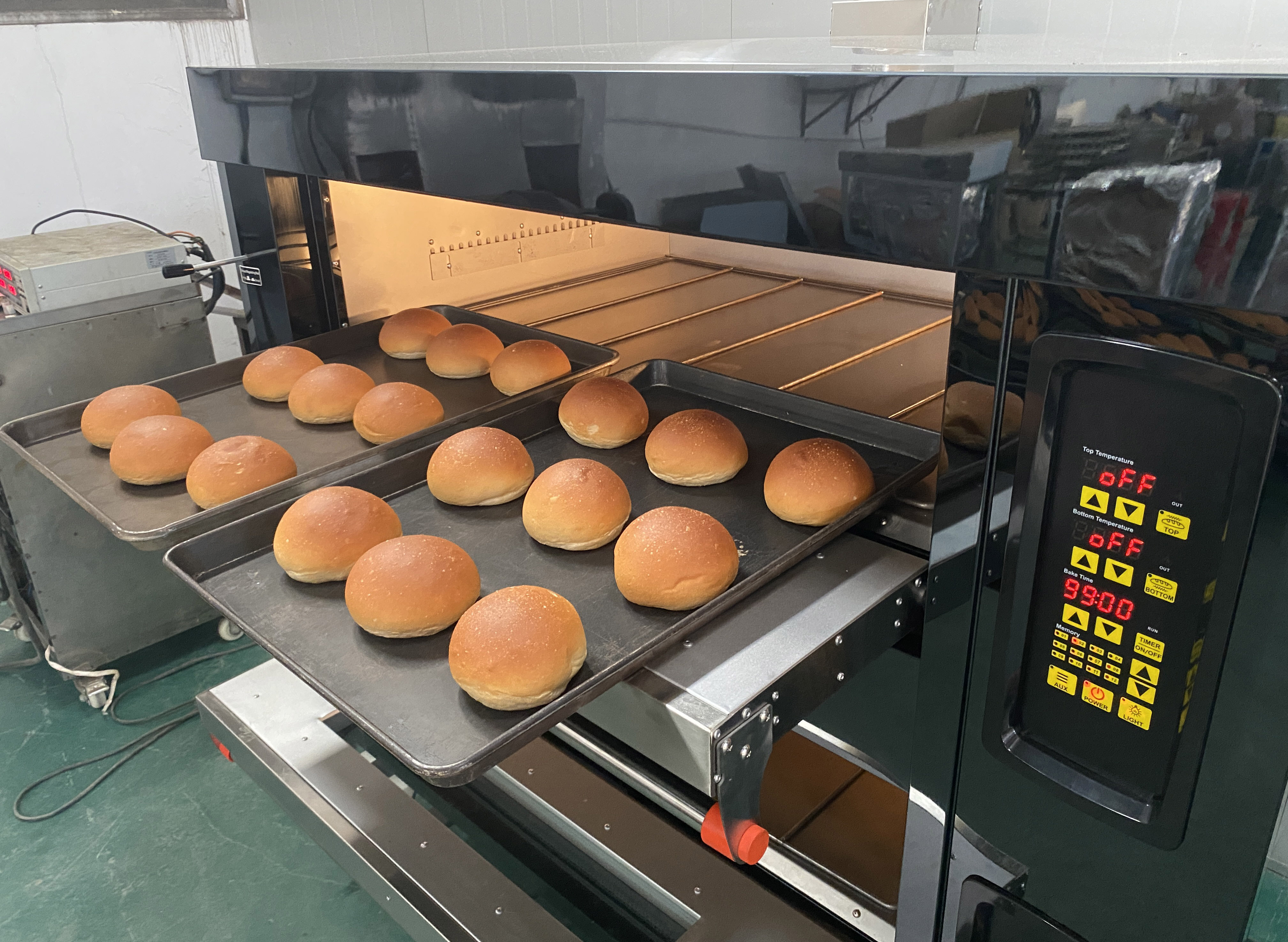 Computer Controller 2 Deck 4 Tray Gas Bread Baking Oven Bakery Machine Kitchen Equipment with Tray Size 46*66 (YFB46-204GC)