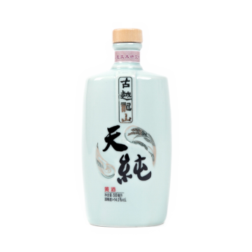 Tian Chun Huangjiu mengisi botol porselen