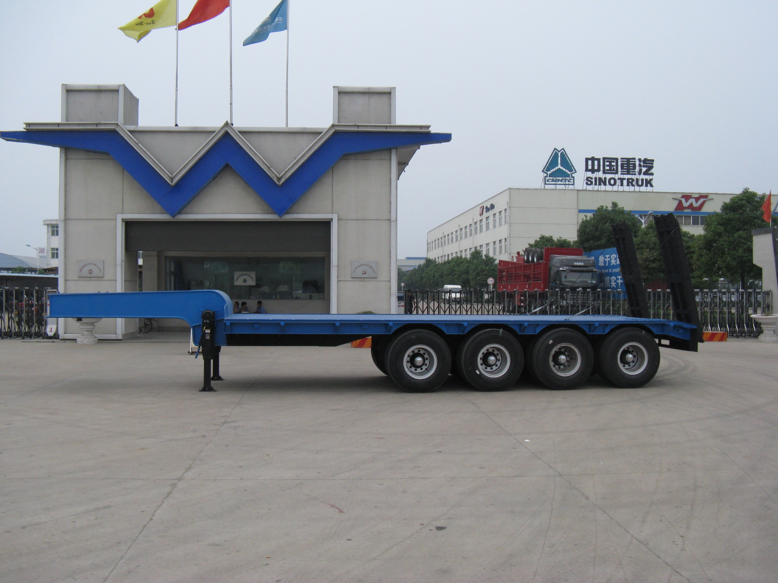 sinotruk 4 axle machinery transport low bed trailer