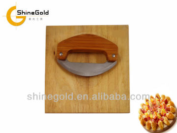 Round pizza cutter with bamboo