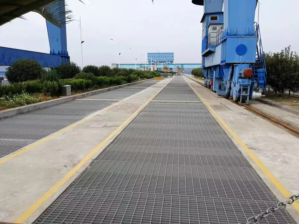 Hot Dipped Galvanized Steel Grating City Road Railway Grids Steel Grating Prices Twisted Cross Bar Steel Grating Weight