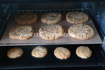 Reusable baking pan lined with silicone tray mat