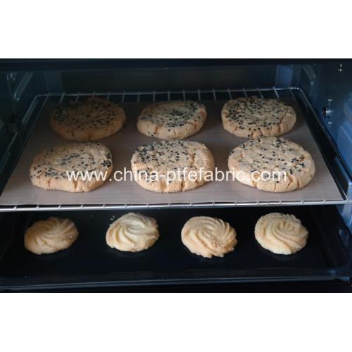 Reusable baking pan lined with silicone tray mat